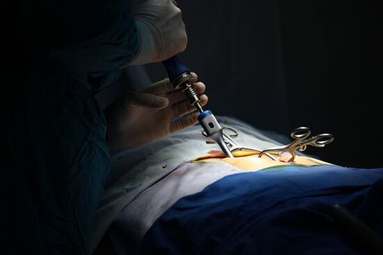 Работа спинальных хирургов в Краснодарской краевой больнице