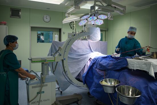 Работа спинальных хирургов в Краснодарской краевой больнице