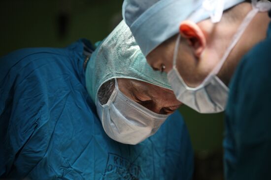 Работа спинальных хирургов в Краснодарской краевой больнице