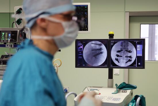 Работа спинальных хирургов в Краснодарской краевой больнице