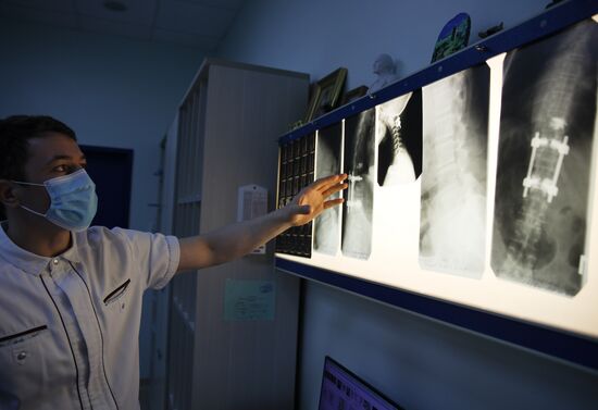 Работа спинальных хирургов в Краснодарской краевой больнице