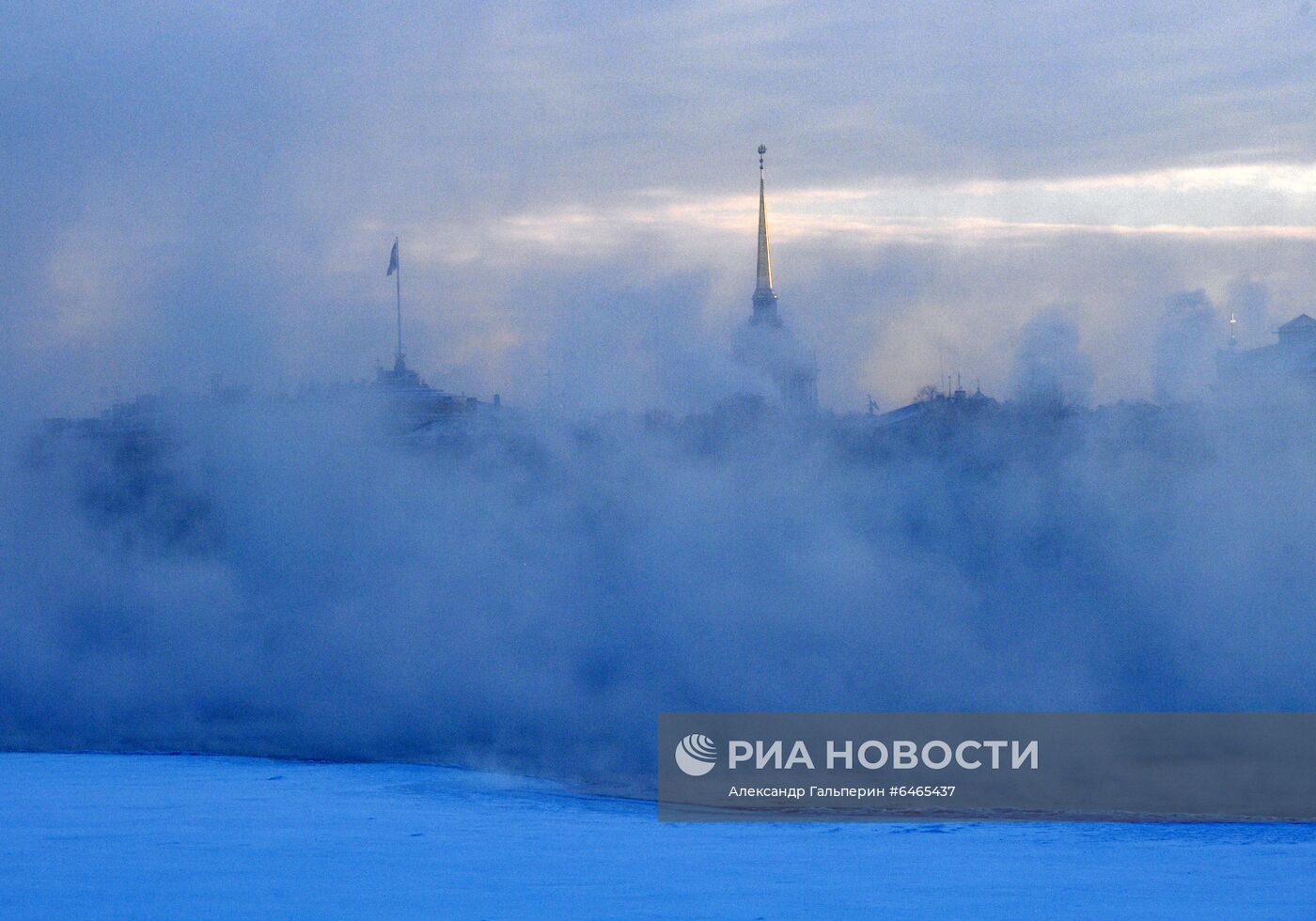 Пар над Невой из-за мороза в Санкт-Петербурге