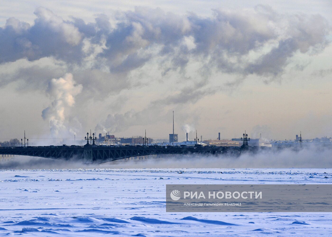 Пар над Невой из-за мороза в Санкт-Петербурге