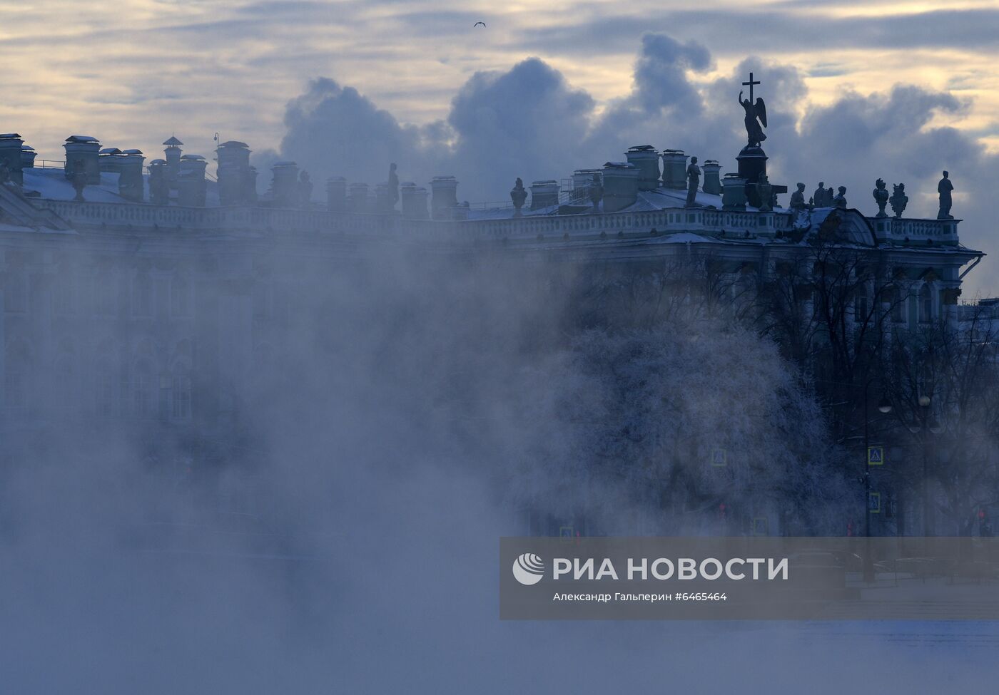 Пар над Невой из-за мороза в Санкт-Петербурге