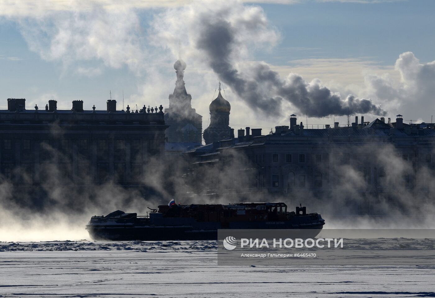 Пар над Невой из-за мороза в Санкт-Петербурге