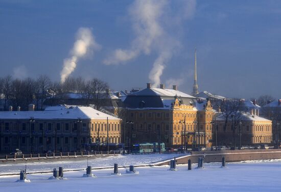 Пар над Невой из-за мороза в Санкт-Петербурге