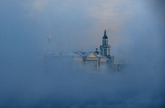 Пар над Невой из-за мороза в Санкт-Петербурге