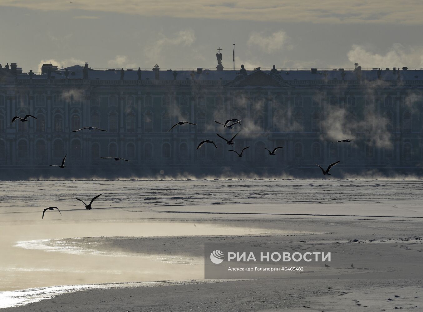 Пар над Невой из-за мороза в Санкт-Петербурге