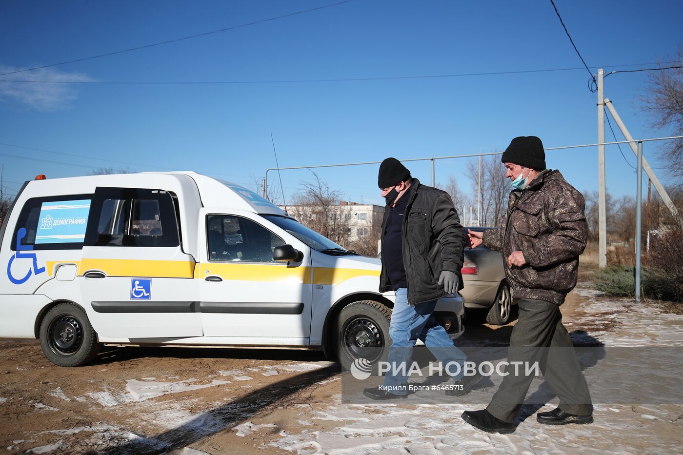 Пожилых жителей Волгограда бесплатно отвозят на вакцинацию от COVID-19