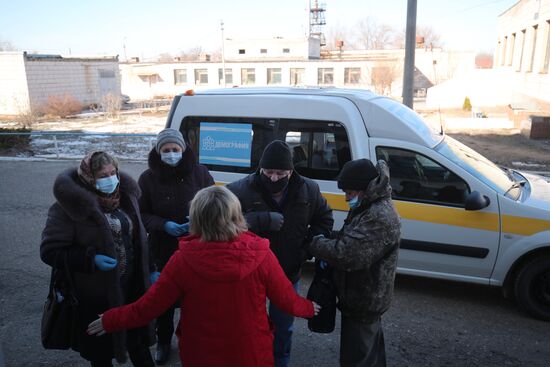 Пожилых жителей Волгограда бесплатно отвозят на вакцинацию от COVID-19