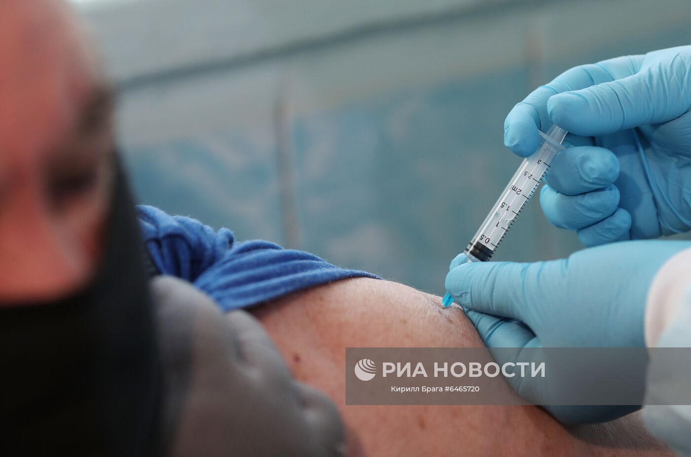 Мужчина прививается от коронавируса вакциной "Спутник-V" ("Гам-КОВИД-Вак") в городской больнице "Ленинская ЦРБ" в городе Ленинск. Место: Россия, Волгоградская область. Автор: Кирилл Брага/РИА Новости. Пожилых жителей Волгограда бесплатно отвозят на вакцинацию от COVID-19
