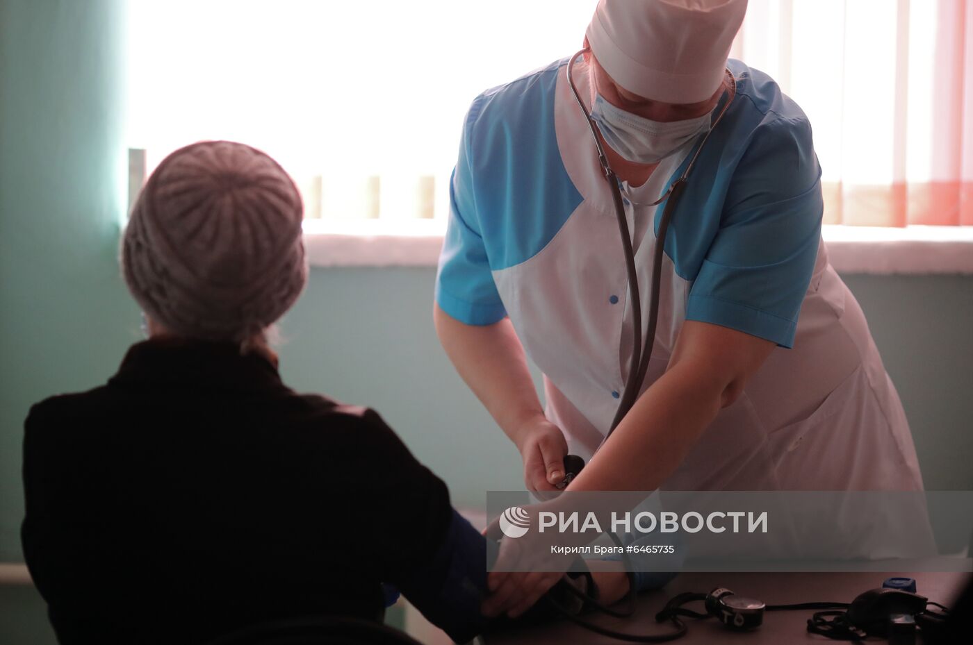 Медицинский работник проводит медосмотр пациента перед вакцинацией от коронавирусной инфекции в городской больнице "Ленинская ЦРБ" в городе Ленинск. Место: Россия, Волгоградская область. Автор: Кирилл Брага/РИА Новости. Пожилых жителей Волгограда бесплатно отвозят на вакцинацию от COVID-19
