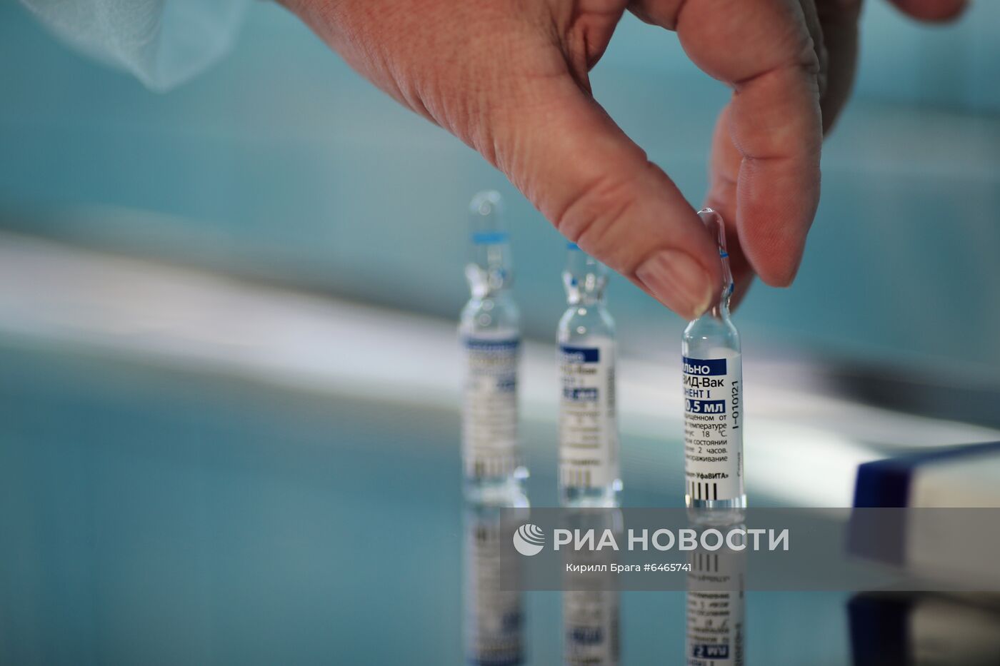 Российская вакцина "Спутник V" в городской больнице "Ленинская ЦРБ" в городе Ленинск. Место: Россия, Волгоградская область. Автор: Кирилл Брага/РИА Новости. Пожилых жителей Волгограда бесплатно отвозят на вакцинацию от COVID-19