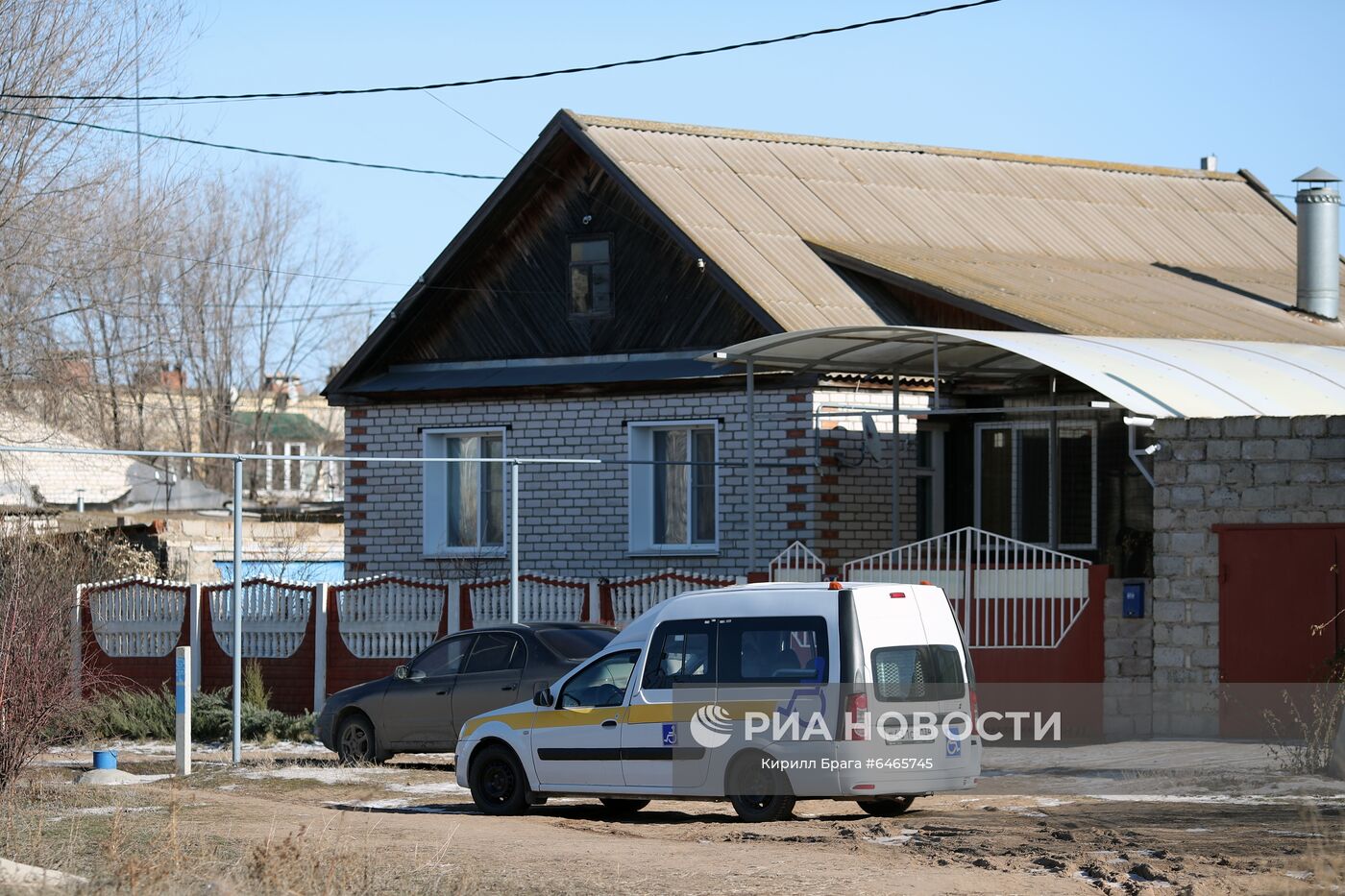Автомобиль социальной защиты, который доставляет пожилых людей в городскую больницу "Ленинская ЦРБ" на вакцинацию от COVID-19, в городе Ленинск. Место: Россия, Волгоградская область. Автор: Кирилл Брага/РИА Новости. Пожилых жителей Волгограда бесплатно отвозят на вакцинацию от COVID-19