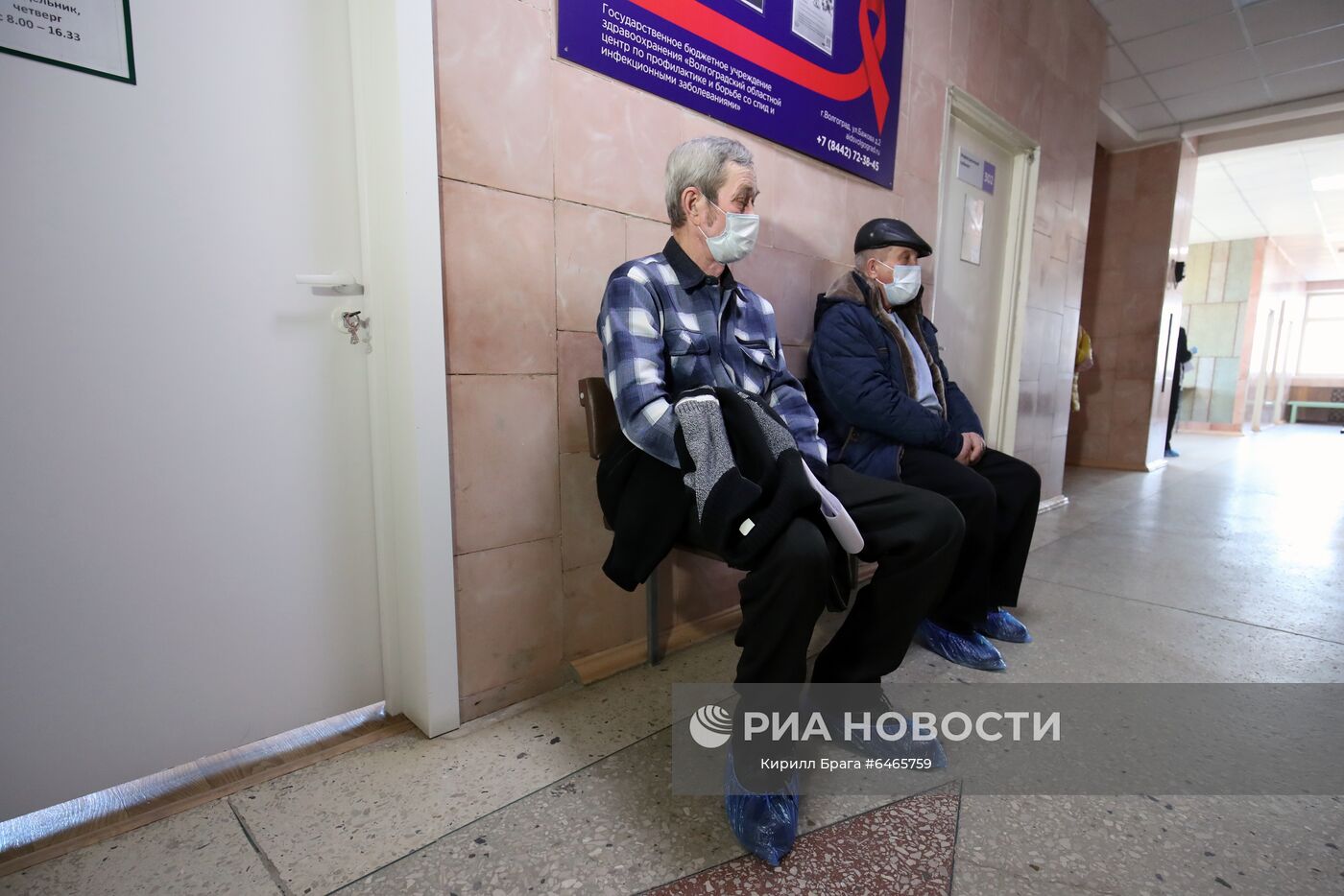 Пожилых жителей Волгограда бесплатно отвозят на вакцинацию от COVID-19
