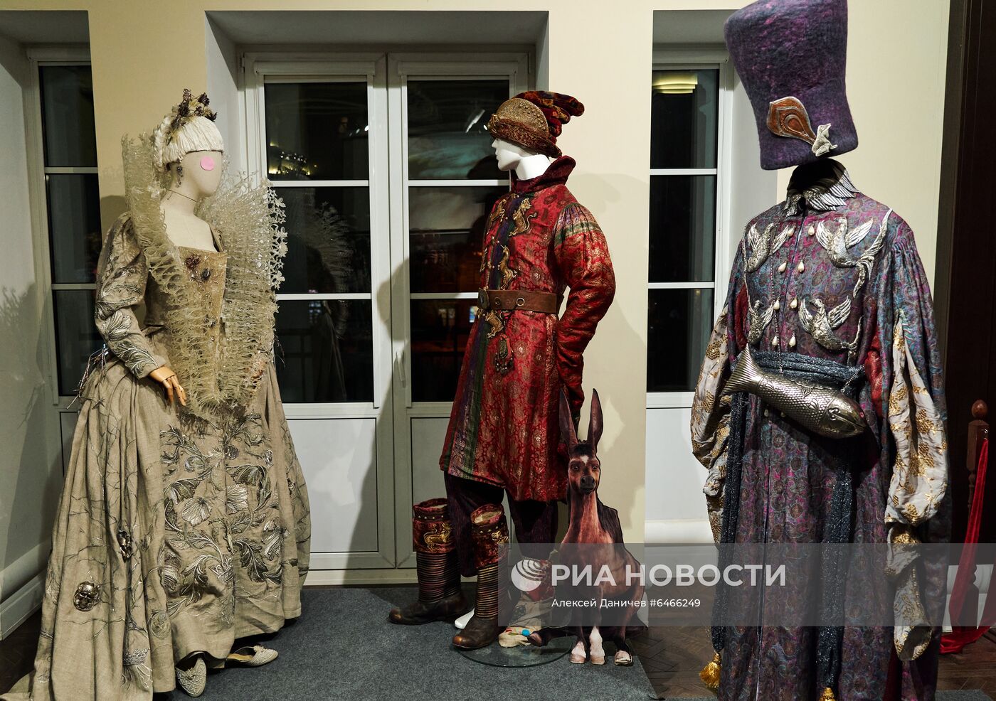 Выставка костюмов к фильму "Конёк-Горбунок"