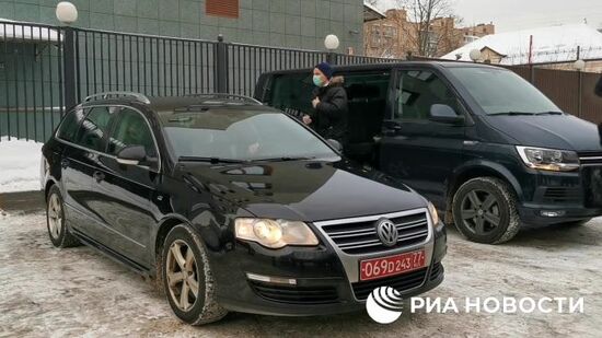 Иностранные дипломаты прибыли в суд, где рассмотрят дела Навального