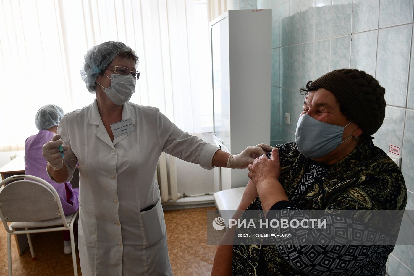 Вакцинация жителей поселка Староуткинск Свердловской области против COVID-19 российской вакциной "Гам-Ковид-Вак" ("Спутник V") на выездной диспансеризации в рамках акции "Автопоезд здоровья". Место: Россия, Свердловская область. Автор: Павел Лисицын/РИА Новости. Выездная диспансеризация сельских жителей в Свердловской области
