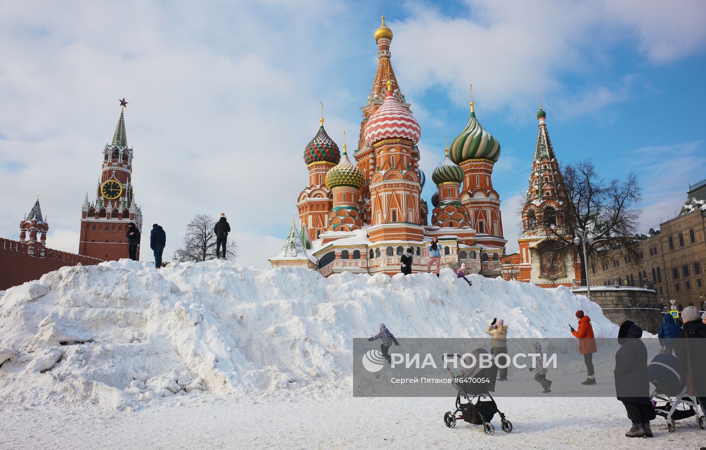 Туристы у храма Василия Блаженного в Москве
