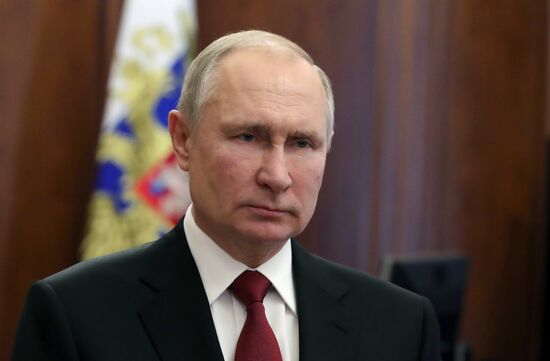 Президент РФ В. Путин поздравил граждан РФ с Днем защитника Отечества