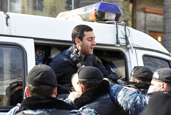 Акция протеста против премьера Армении Н. Пашиняна