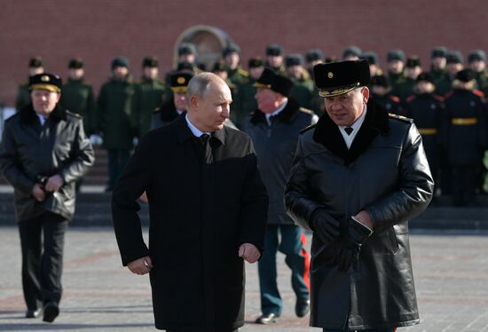 Президент РФ В. Путин возложил венок к Могиле Неизвестного Солдата