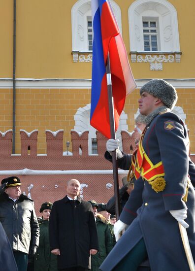 Президент РФ В. Путин возложил венок к Могиле Неизвестного Солдата