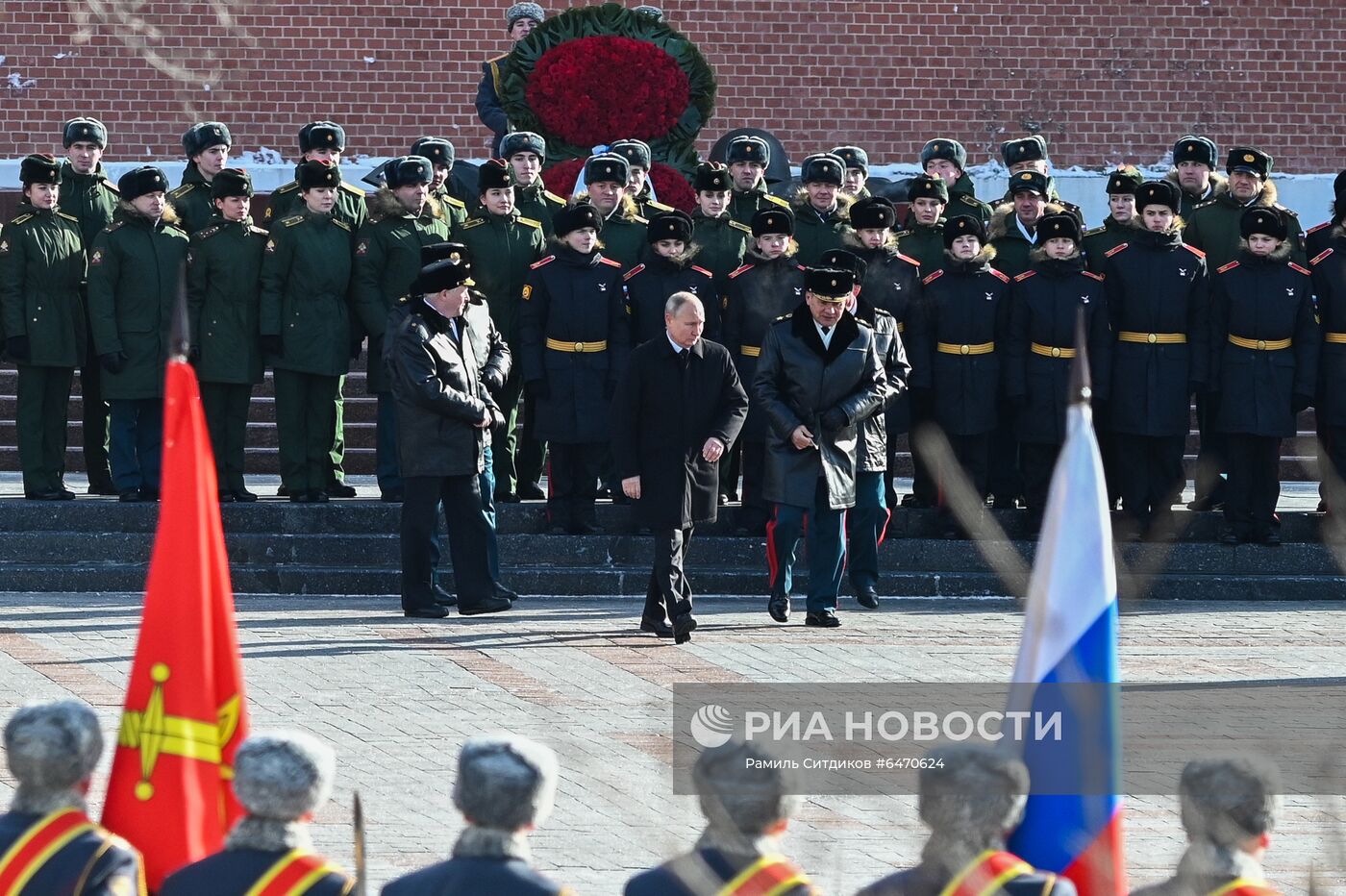 Президент РФ В. Путин возложил венок к Могиле Неизвестного Солдата