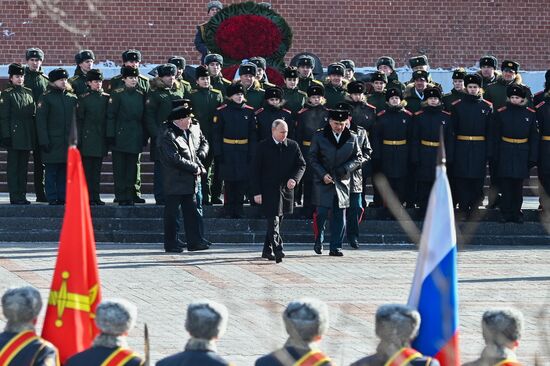 Президент РФ В. Путин возложил венок к Могиле Неизвестного Солдата