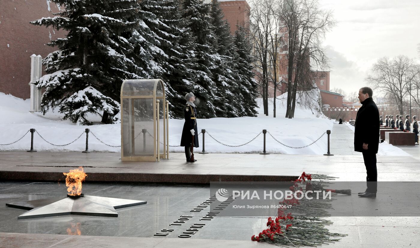 Зампред Совбеза РФ, председатель "Единой России" Д. Медведев возложил цветы к Могиле Неизвестного Солдата