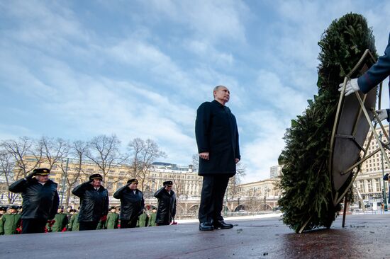 Президент РФ В. Путин возложил венок к Могиле Неизвестного Солдата