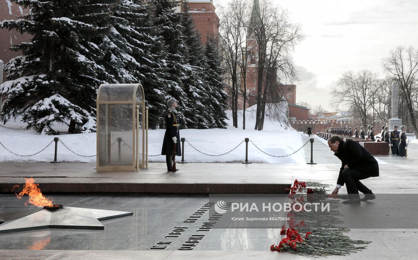 Зампред Совбеза РФ, председатель "Единой России" Д. Медведев возложил цветы к Могиле Неизвестного Солдата