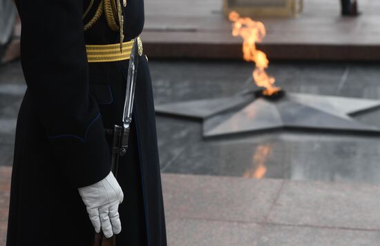 Возложение венков к Могиле Неизвестного Солдата в честь Дня защитника Отечества 