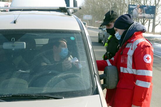 В Украине из-за новой вспышки коронавируса разворачивают карантинные блокпосты