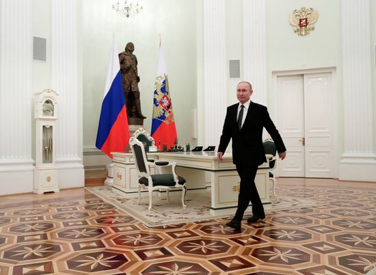 Президент РФ В. Путин провел переговоры с президентом Киргизии С. Жапаровым