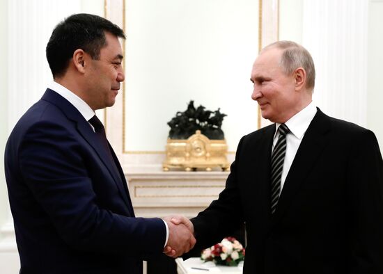 Президент РФ В. Путин провел переговоры с президентом Киргизии С. Жапаровым