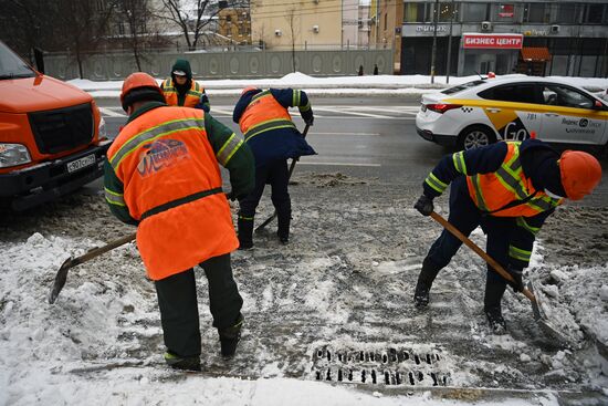 Работы по очистке водоприемных колодцев