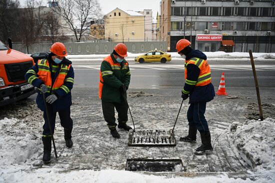 Работы по очистке водоприемных колодцев