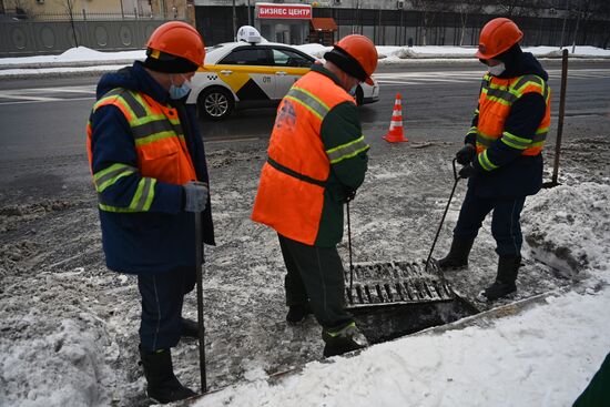 Работы по очистке водоприемных колодцев