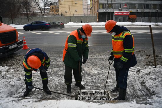 Работы по очистке водоприемных колодцев