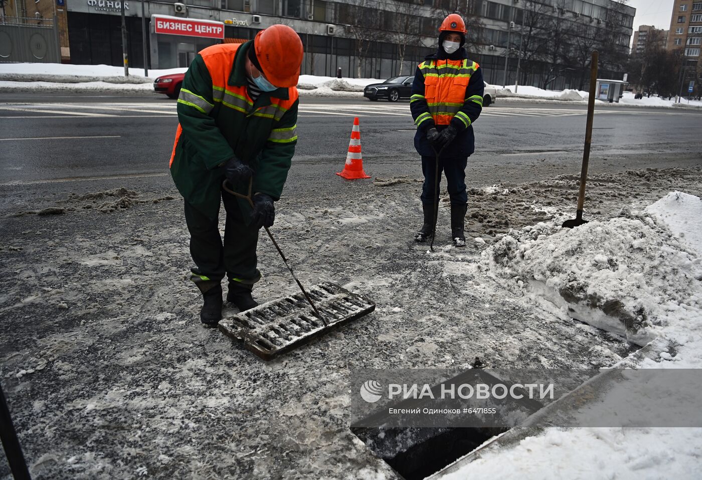 Работы по очистке водоприемных колодцев