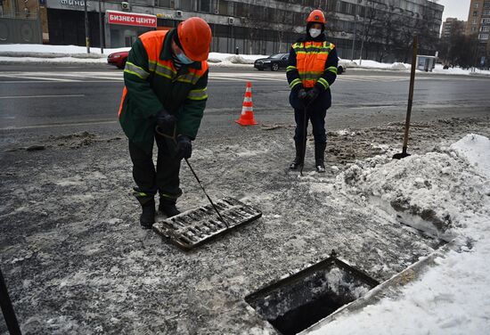 Работы по очистке водоприемных колодцев