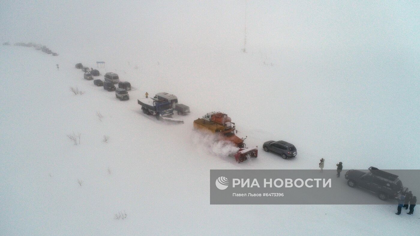 Снеговой затор у села Териберка