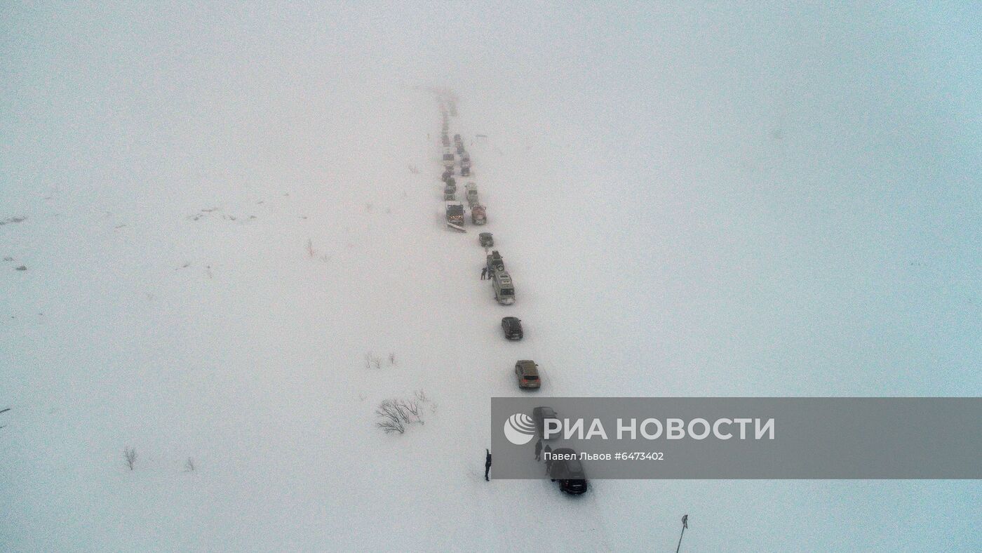 Снеговой затор у села Териберка