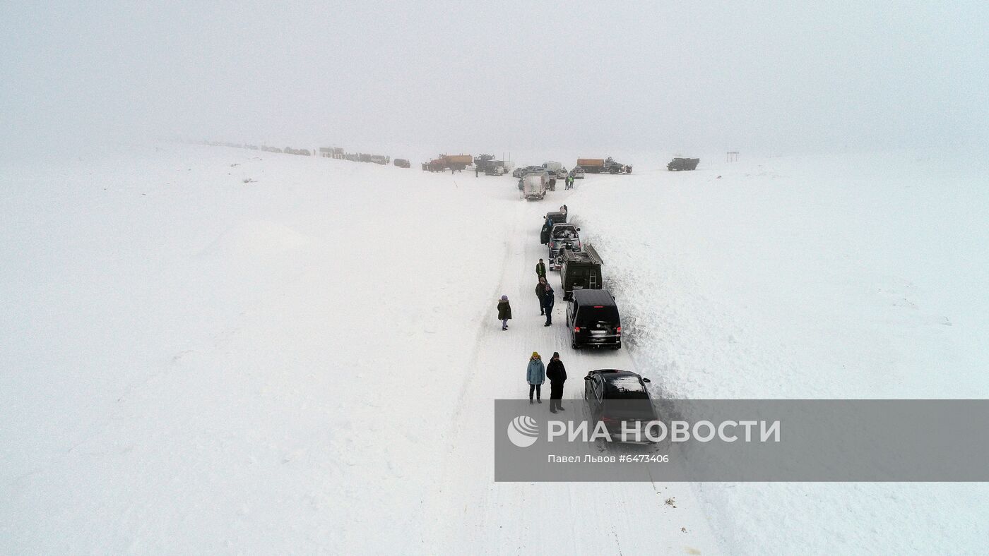 Снеговой затор у села Териберка