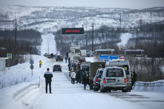 Снеговой затор у села Териберка