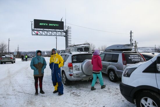 Снеговой затор у села Териберка