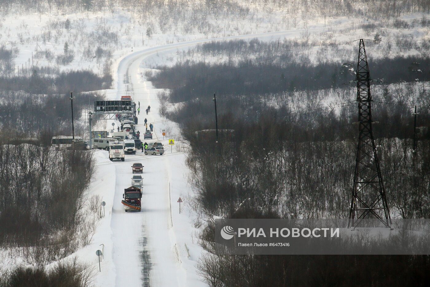 Снеговой затор у села Териберка