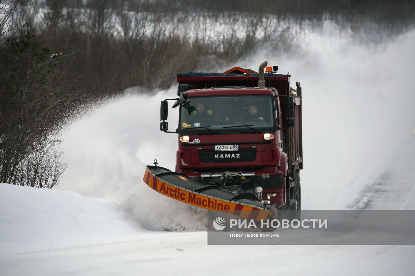 Снеговой затор у села Териберка