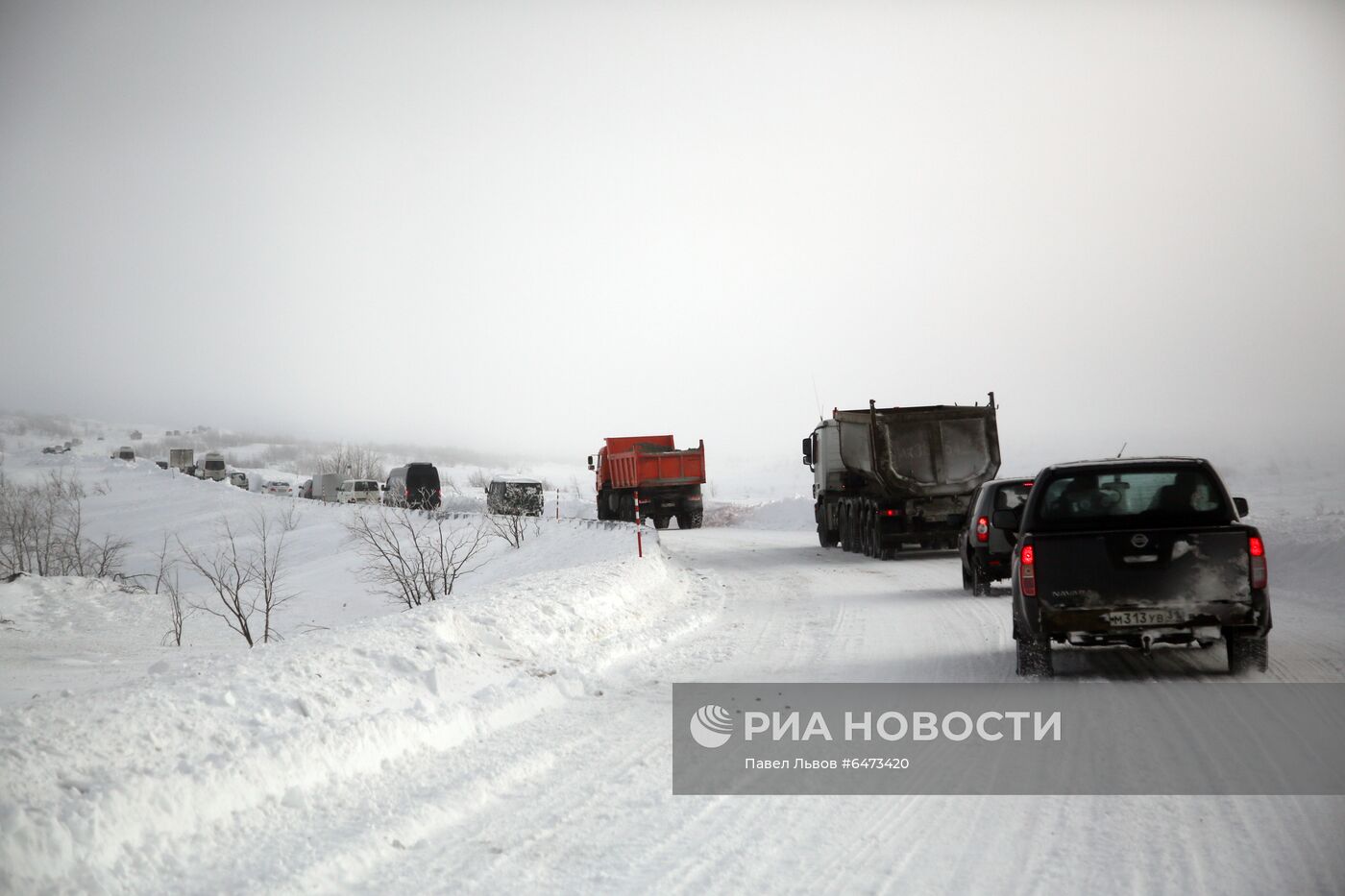 Снеговой затор у села Териберка